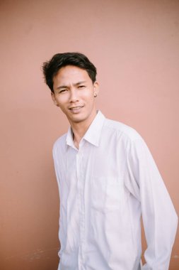 İnce bir gülümsemesi olan, ileriye bakan, sakin ve cana yakın tavırları olan bir adam..