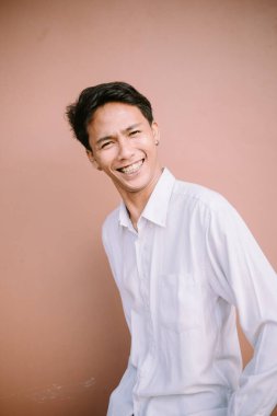 Geniş bir gülümsemesi olan, ileriye bakan, neşe ve dostluk saçan bir adam..