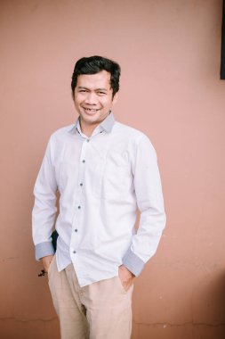 Şiddetle bakan bir adam, delici bakışları, odaklanma ve kararlılığı, görüntüye dramatik ve büyüleyici bir unsur ekliyor.