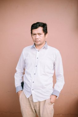 Şiddetle bakan bir adam, delici bakışları, odaklanma ve kararlılığı, görüntüye dramatik ve büyüleyici bir unsur ekliyor.