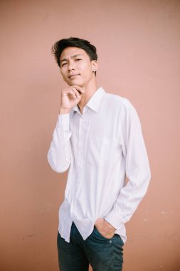 Çenesini derin düşüncelere dalmış, derin düşüncelere dalmış, derin düşüncelere dalmış, derin düşüncelere dalmış bir adam.