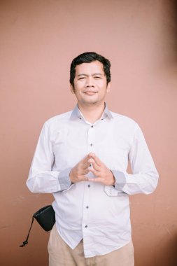 Bir adam kendi parmağına dokunuyor, muhtemelen kendi farkındalığını gösteriyor ya da bir iç gözlem hareketi sergiliyor.