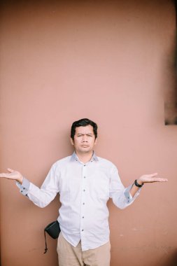 İnsan soru sorarak el kaldırır, cevap arar.