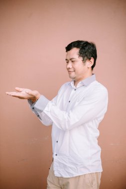 Avucunun içinde bir şey sunan, odaklanmış bir nesneyi gösteren ya da vurgulayan bir adam.