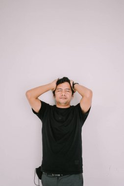 Başını tutan bir adam mutlaka baş ağrısı ya da sorun göstermez..