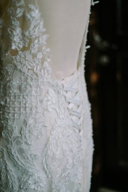 Göz kamaştırıcı bir gelinlik giyen, zarafet ve zarafet saçan güzel bir gelin. Gelin modasını, romantizmi ve pazarlama ve editoryal içerikteki ebedi güzelliği resmetmek için mükemmel.