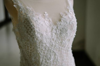 Göz kamaştırıcı bir gelinlik giyen, zarafet ve zarafet saçan güzel bir gelin. Gelin modasını, romantizmi ve ebedi güzelliği resmetmek için mükemmel.