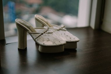 Zarif yüksek topuklu düğün ayakkabıları, somut bir tarz ve incelik. Gösterişli gelinlik ve lüks aksesuarlar için ideal.