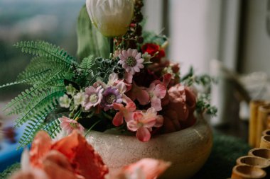 Bir otel masasını süsleyen zarif çiçekli süs, ortama biraz zarafet ve tazelik katıyor.