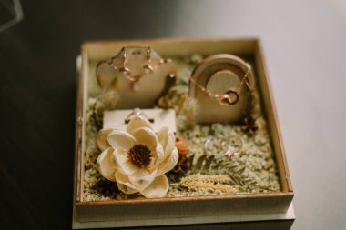 Geleneksel kolye ve yüzük setlerinin bulunduğu dekoratif bir kutu. Düğün hediyelerini simgeliyor.