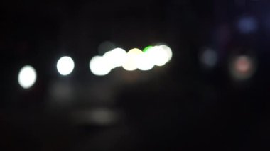 Bulanık ya da Bokeh City caddesi manzarasında araçlardan ve sokak lambalarından çeşitli ışıklar, canlı ve rüya gibi bir şehir atmosferi yaratıyor.