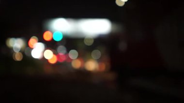 Bulanık ya da Bokeh City caddesi manzarasında araçlardan ve sokak lambalarından çeşitli ışıklar, canlı ve rüya gibi bir şehir atmosferi yaratıyor.