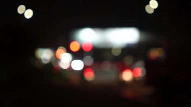 Bulanık ya da Bokeh City caddesi manzarasında araçlardan ve sokak lambalarından çeşitli ışıklar, canlı ve rüya gibi bir şehir atmosferi yaratıyor.