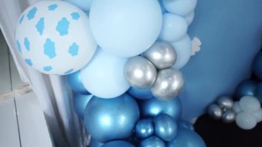 Çocukların doğum günü için balonlar, renkli tasarımlar ve neşeli şekiller içeren, neşeli ve neşeli bir atmosfer yaratan,