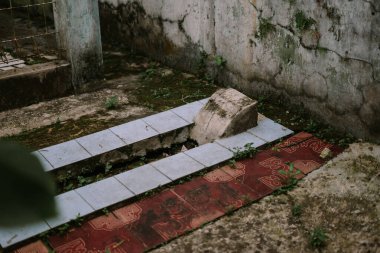 Mezar taşlarıyla dolu, sakin ve düşünceli bir atmosferi canlandıran bir mezar.