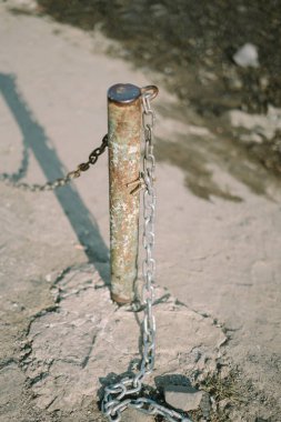 Zincirli metal araba parkı engeli. Otoparkta güvenlik ve organizasyon sağlıyor.