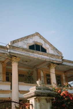 Yaşlanmış, kırsal bir evde tarihi mimari ve kırsal güzellik gösteriliyor, nostalji hissi uyandırıyor..