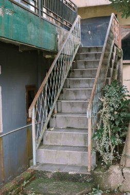 Üst kata çıkan merdivenler, temiz ve modern çizgilerle pürüzsüz bir tırmanışı gösteriyor.