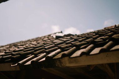 Çamur kiremit kiremit çatılı geleneksel zanaatkarlık kırsal, toprak dokulu