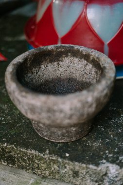 Geleneksel taş havan ve tokmak, yemek pişirmede baharat ve otları öğütmek için kullanılır.