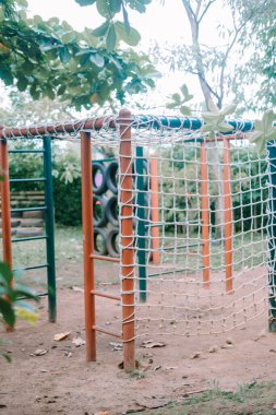 Metal çerçeveli çocuk oyun alanı ve halat ağları, tırmanış maceraları için mükemmel..