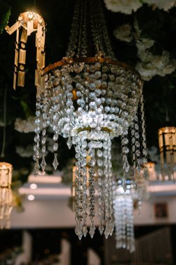 Büyüleyici düğün ışıkları romantik bir ortam yaratıyor.