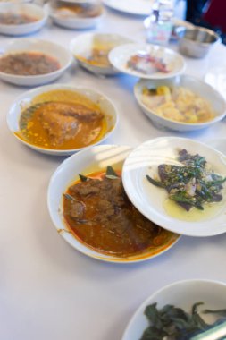 Endonezya yemekleri çeşitli lezzetli Padang mutfağı, yemek, kültür ve mutfak projeleri için mükemmeldir.