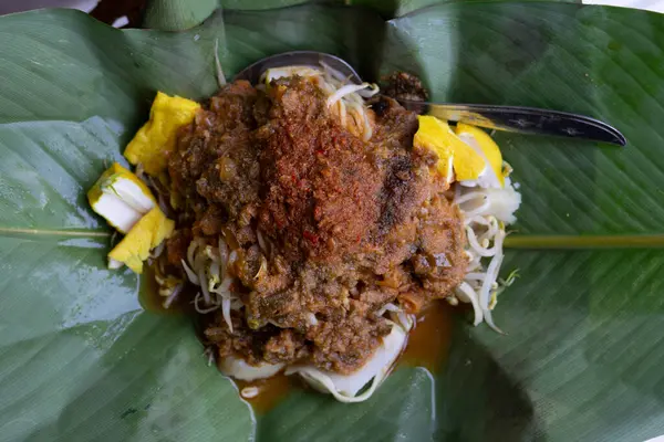 stock image Fried bean sprouts wrapped in banana leaves, showcasing a traditional presentation with vibrant colors and textures, perfect for culinary