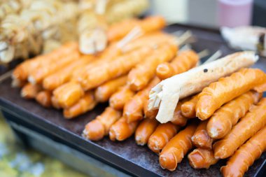 Izgara sosisler ızgarada cızırdıyor, lezzetli ve lezzetli bir ziyafet sergiliyor açık hava toplantıları için mükemmel.