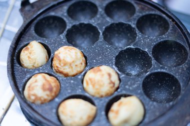 Bogor şehir meydanında Takoyaki atıştırmalıkları sunuluyor. Canlı bir şehir ortamında Japon sokak yemeklerinin lezzetini sunuyorlar.