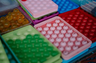 Bogor, 20 Temmuz 2024. Sokak satıcıları mallarını şehir kaldırımında satıyorlar ve kalabalık bir şehir ortamında çeşitli ürünler sunuyorlar..