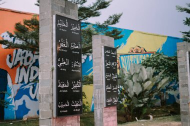 Bogor, 20 Temmuz 2024. Bogor 'daki Büyük Cami' nin avlusu, geniş ve huzurlu ortamını yansıtıyor ve ibadet ediyor.