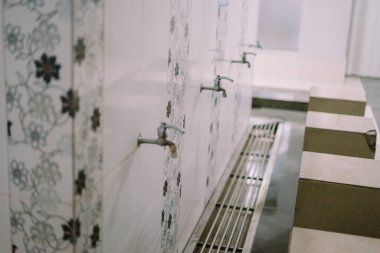 Temiz ve bakımlı tesislere sahip camiler, namazdan önce ayin için dingin bir arınma alanı sağlıyor.