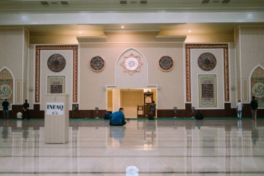 Bogor, 20 Temmuz 2024. Karmaşık detaylar ve geniş tasarımla baş döndürücü bir mimari barındıran Büyük Cami 'nin içi ihtişamı ve dingin atmosferini gözler önüne seriyor.