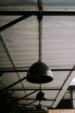 Duvara monte edilmiş bir aydınlatma armatürü. Yumuşak, çevresel ışıltısıyla alanı zarifçe aydınlatıyor..