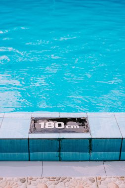 Yüzme havuzunda kristal berraklığında su, el değmemiş bir havayı yansıtıyor ve dinlenmek ve keyif almak için davetkar bir atmosfer yaratıyor.