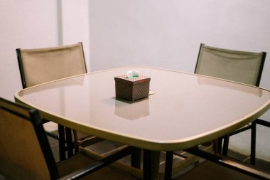 Bir masa ve şezlongla rahat bir ortam. Yanında da bir mendil kutusu. Rahatlamak ve sohbet etmek için mükemmel bir yer..