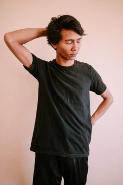 Kafası karışmış, gözleri kapalı, hayal kırıklığı ya da derin düşünce anı yakalayan Güneydoğu Asyalı bir adam duygusal, portre ve yaşam tarzı projeleri için mükemmel.