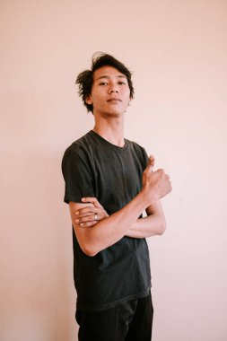 Güneydoğu Asyalı bir adam 'Tamam' ifadesiyle bir onay anı ya da pozitiflik yakalıyor, yaşam tarzı, portre ve iş projeleri için mükemmel.