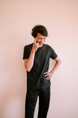 Güneydoğu Asyalı bir adam düşünürken, bir anlık tefekkür ya da problem çözme anını yakalar, duygusal, portre ve iş projeleri için mükemmeldir..