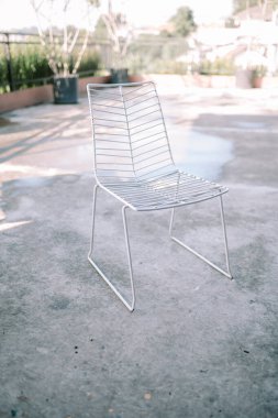 Sağlam ve gösterişli tasarımı olan demir koltuk, modern endüstriyel tarzda sergileniyor, mobilya, iç tasarım ve mimari projeler için mükemmel.