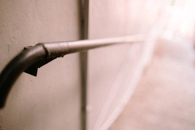 Metal korkuluklu bir merdiven, sağlam ve endüstriyel bir tasarım sergiliyor. Mimari elementler, modern iç mekan ve fonksiyonel estetik temaları için ideal.