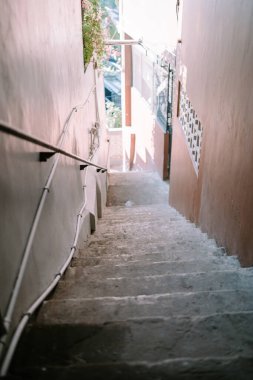 Metal korkuluklu bir merdiven, sağlam ve endüstriyel bir tasarım sergiliyor. Mimari elementler, modern iç mekan ve fonksiyonel estetik temaları için ideal.