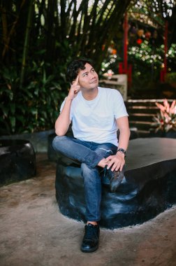 Derin düşüncelere sahip Güneydoğu Asyalı bir adam kafasını işaret ederek bir fikri ya da farkındalığı vurguluyor. Yaratıcılık, problem çözme ve içgözlem temaları için mükemmel