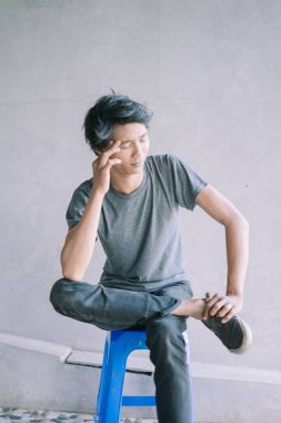 Güneydoğu Asyalı bir adamın başı dönüyor ya da bunalıyor, başı dertte, sağlık, duygusal ve yaşam tarzı projeleri için mükemmel..