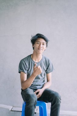 Güneydoğu Asyalı bir adam olumlu, yaşam tarzı ve iletişim projeleri için mükemmel bir onay ya da memnuniyet ifadesinde bulunuyor.