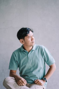 Dikkatini çeken bir şeyle soluna bakan Güneydoğu Asyalı bir adam, yaşam tarzı, portre ve samimi an projeleri için mükemmel.