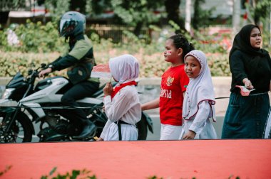 Bogor, 17 Ağustos 2024. Endonezya 'nın Bağımsızlık Günü' nü kutlamak için düzenlenen bir karnavala katılan düzinelerce insan, canlı kostümler ve festival ruhu sergiliyor, kültürel, etkinlik ve kutlama projeleri için mükemmel.