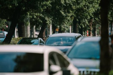 Büyük bir Jakarta yolunda trafik sıkışıklığı, şehir manzarası, ulaşım ve kentsel yaşam tarzı projeleri için mükemmel araçlarla kalabalık şehir atmosferini yakalamak.