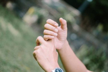 Sağ el sol elin işaret parmağını tutuyor, nazik bir dokunuş ya da etkileşim anını yakalıyor, yaşam tarzı, portre ve duygusal projeler için mükemmel..